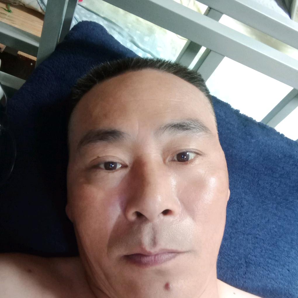 何俊