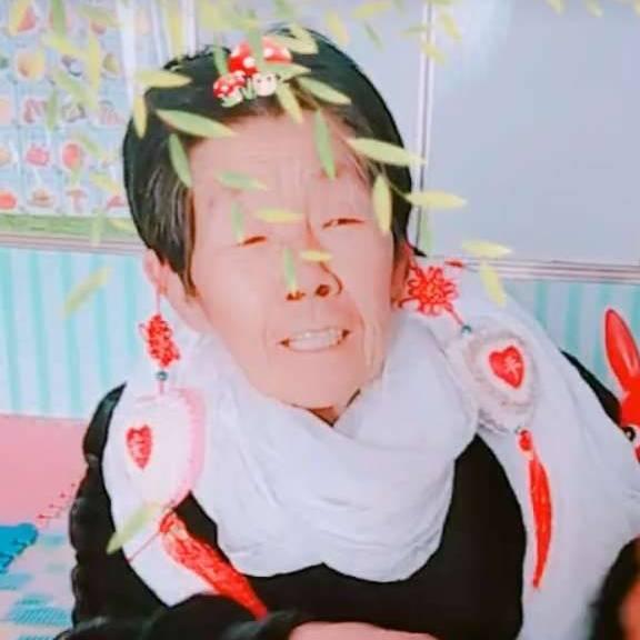 网红悠默老太太