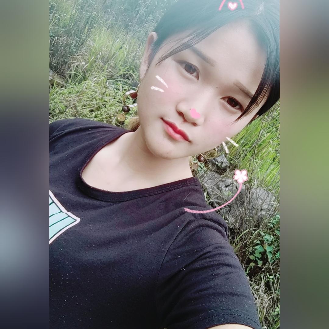 农村布衣族姑娘