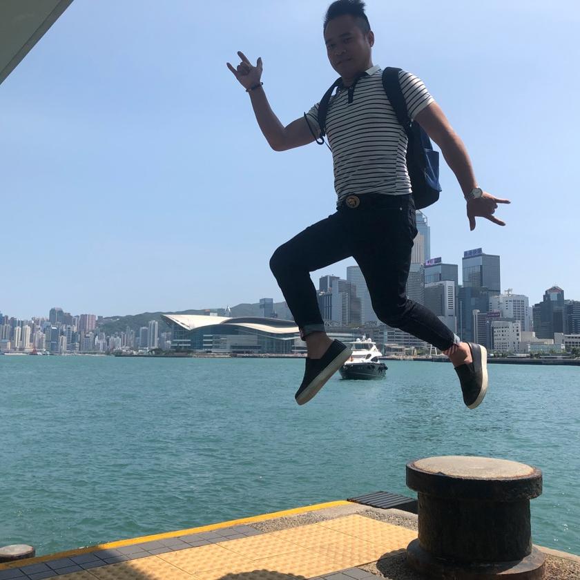 何 磊
