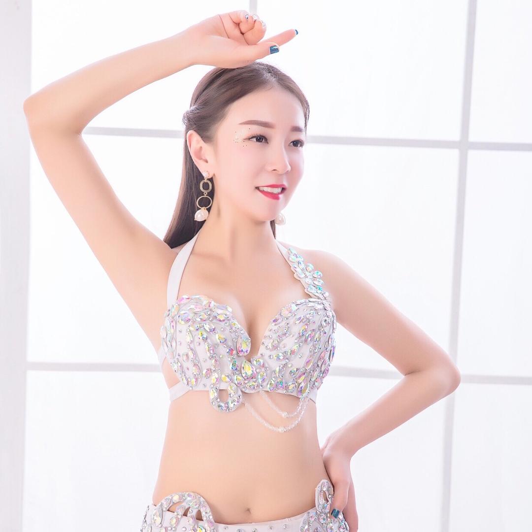 莫然浅笑..