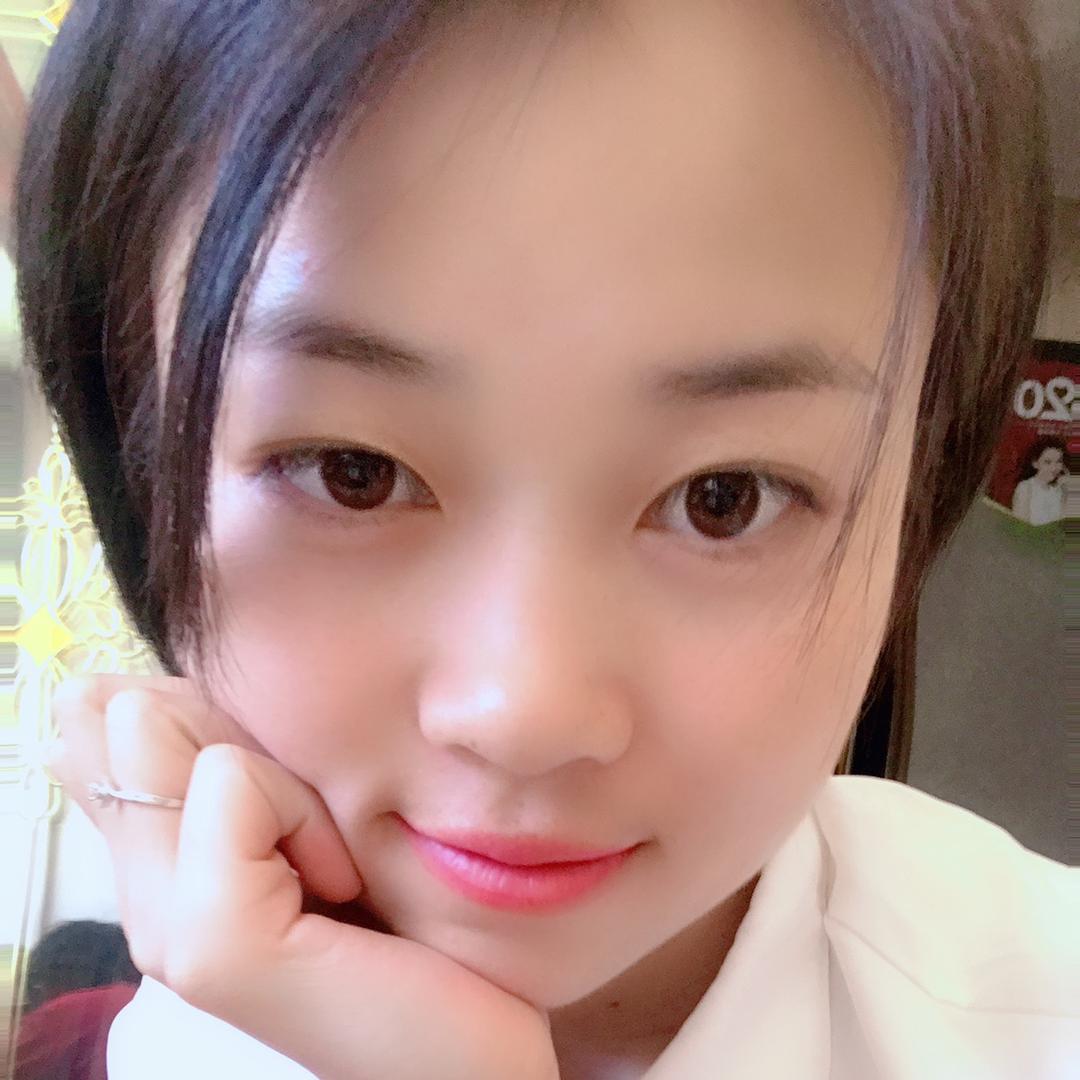 爱笑的大脸妹