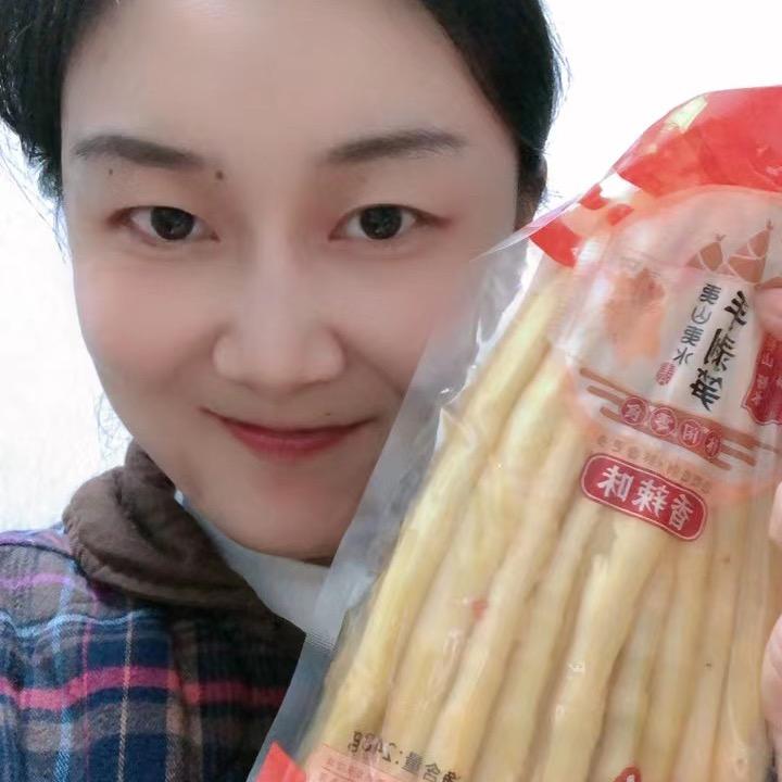 老嫂子手剥笋