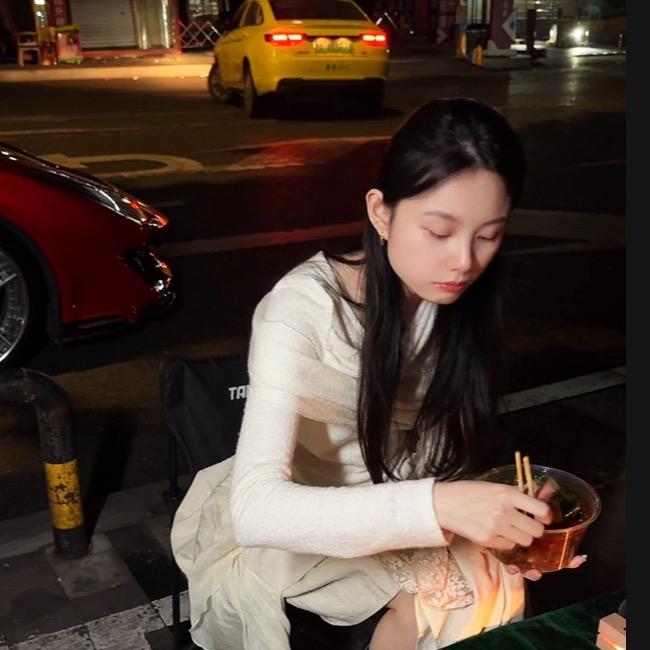 奔跑的婉沁（玻璃画）