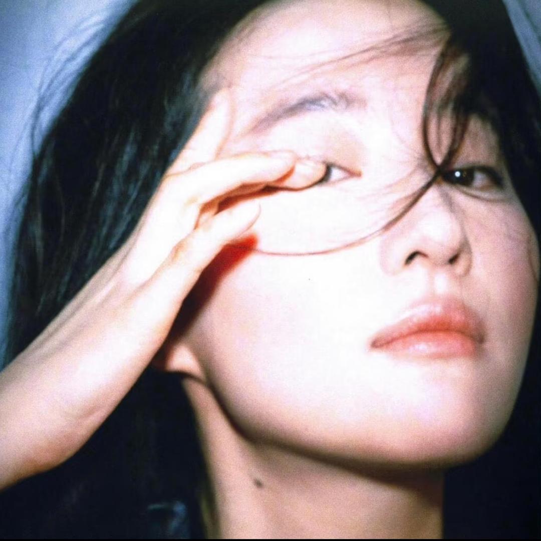 阚阚.
