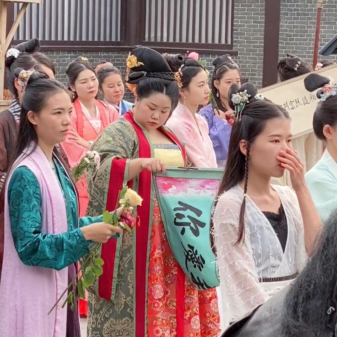 剧组副导演小华