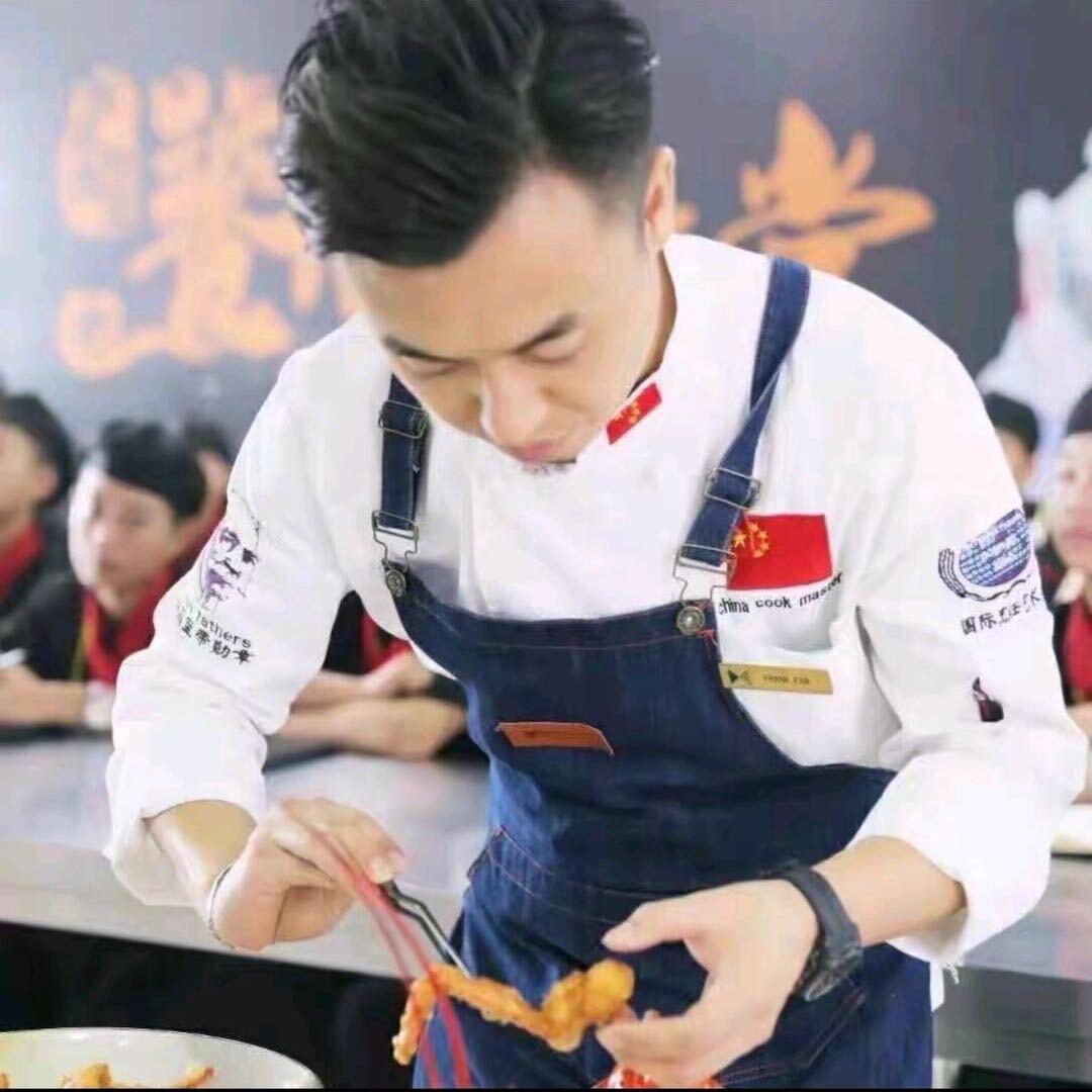 西藏自治区藏餐传承人培训老师索朗多吉