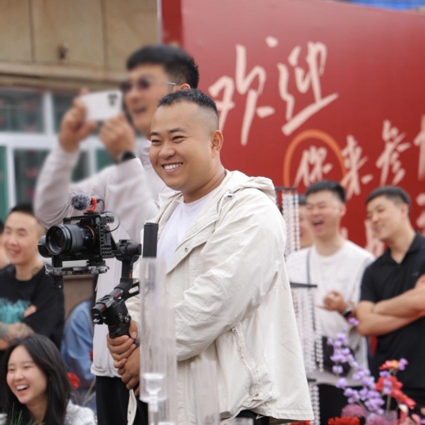 拍片的宏强