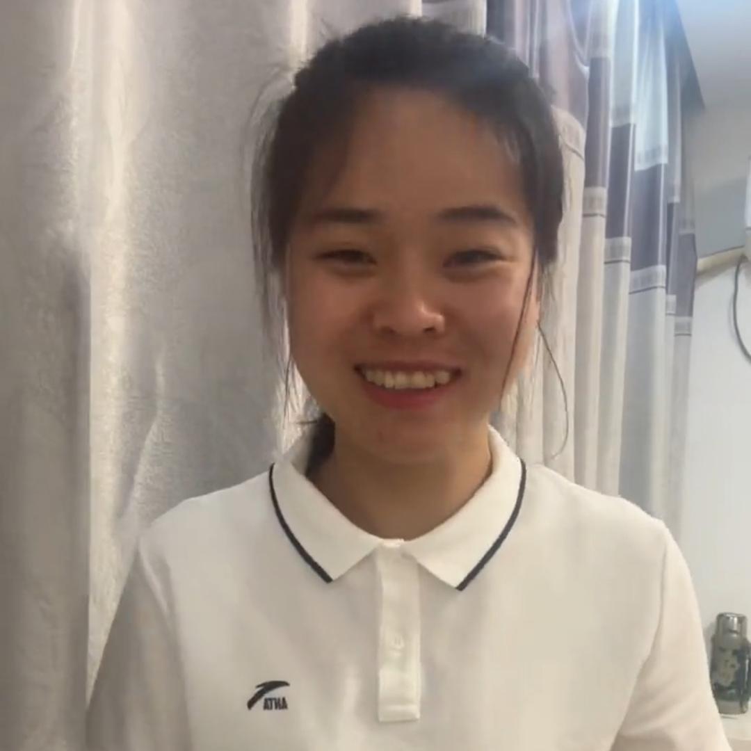 李...