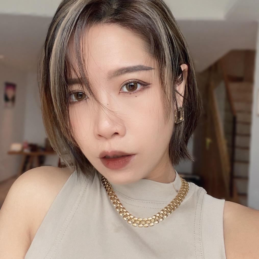 洛姗在化妆
