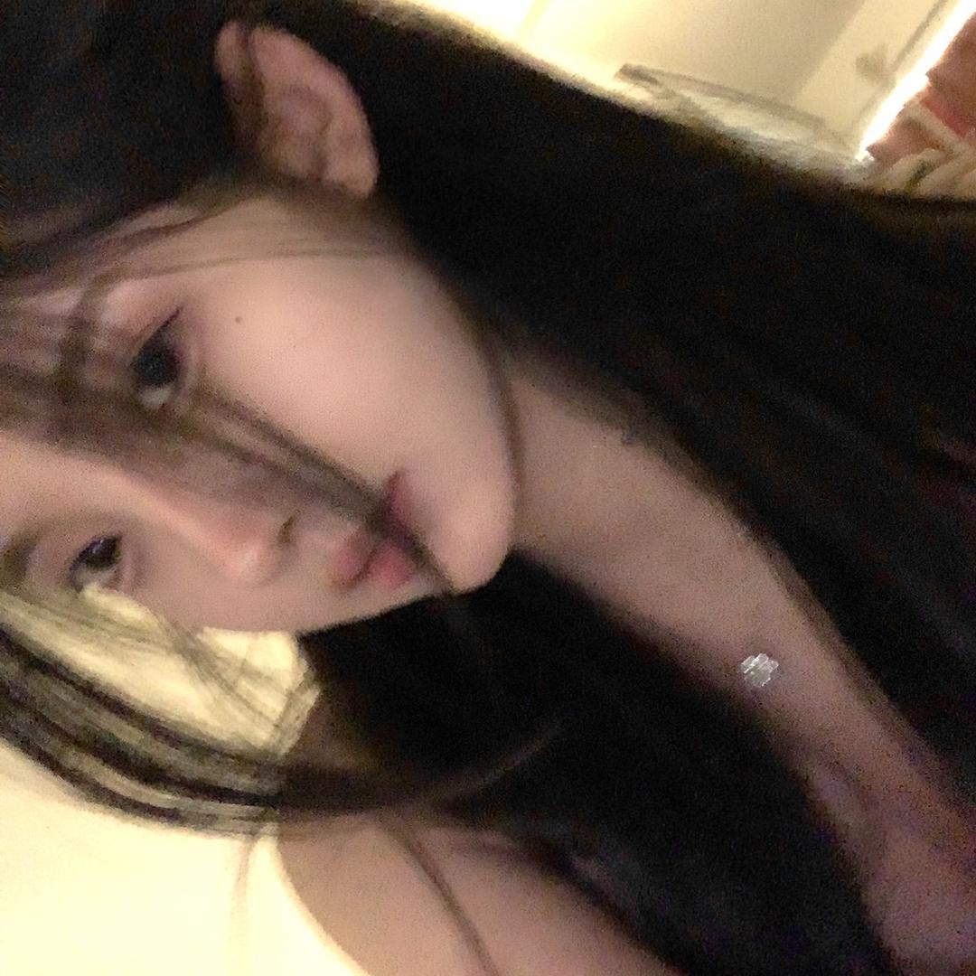 刘依菲.
