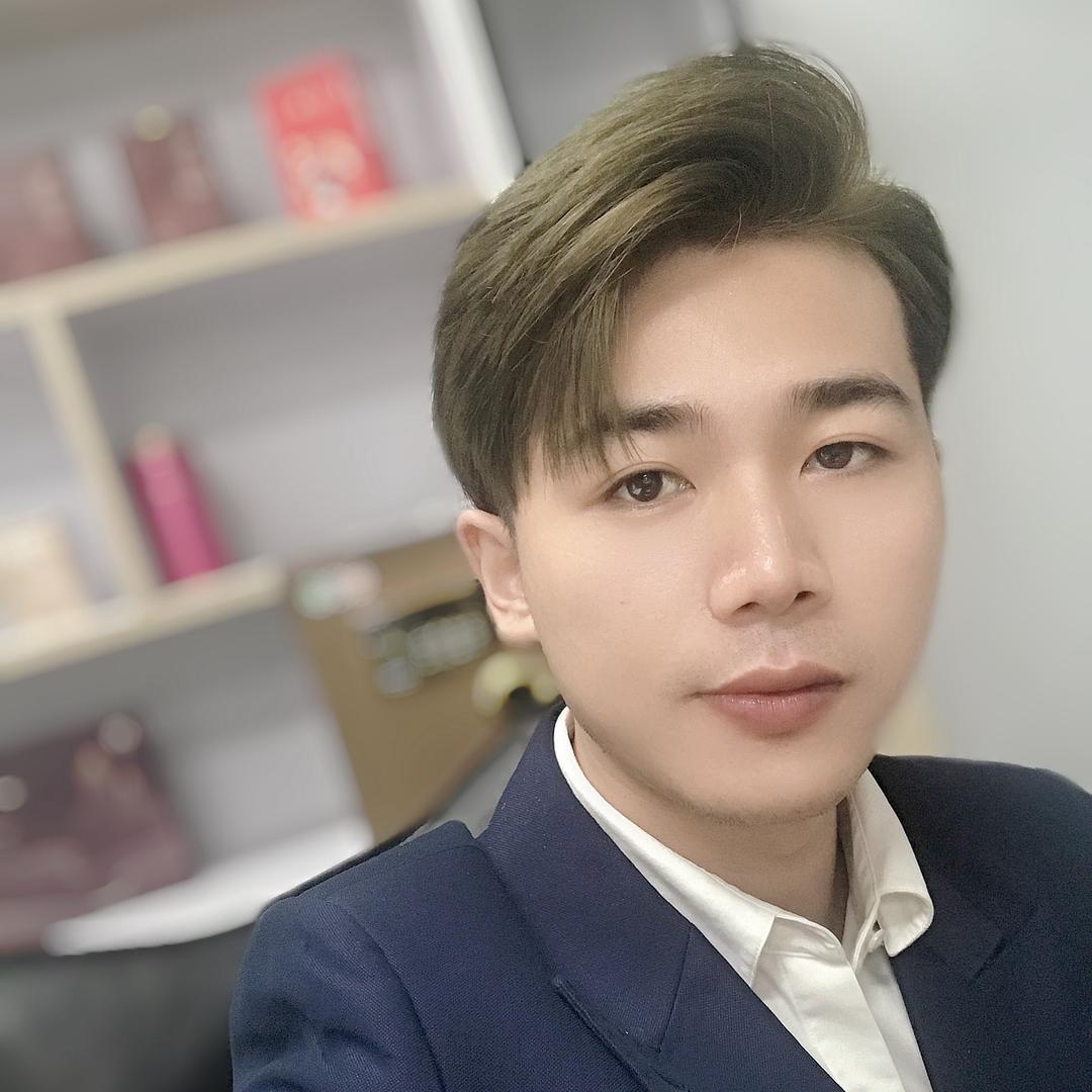 杨洋为了生活陪富婆