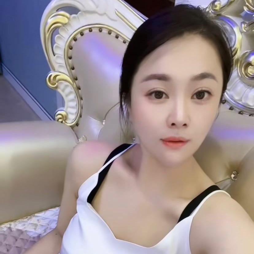、 李 小 姐