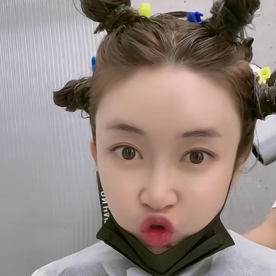 开奥迪的小姐姐