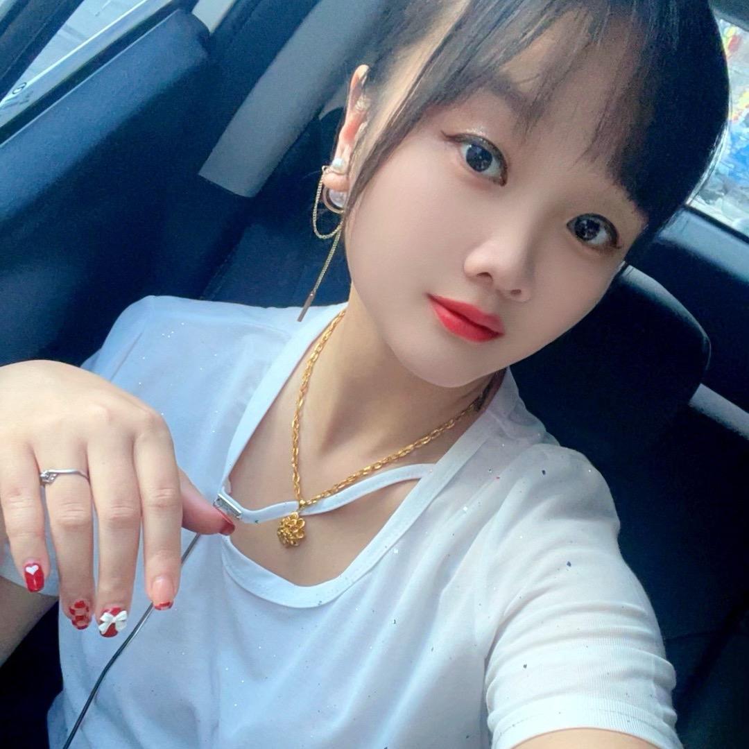 卖树脂瓦的小姐姐