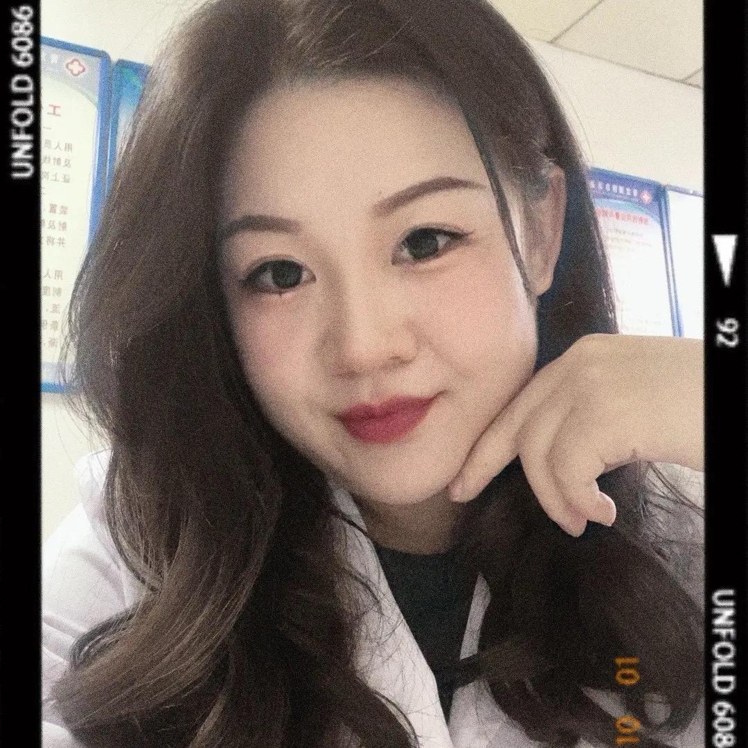 她 。