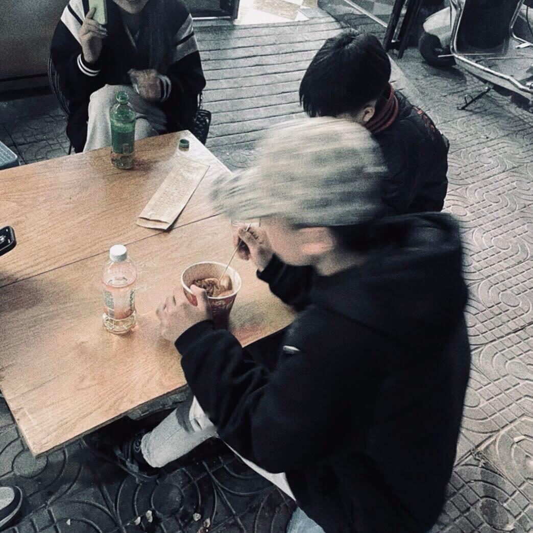 默
