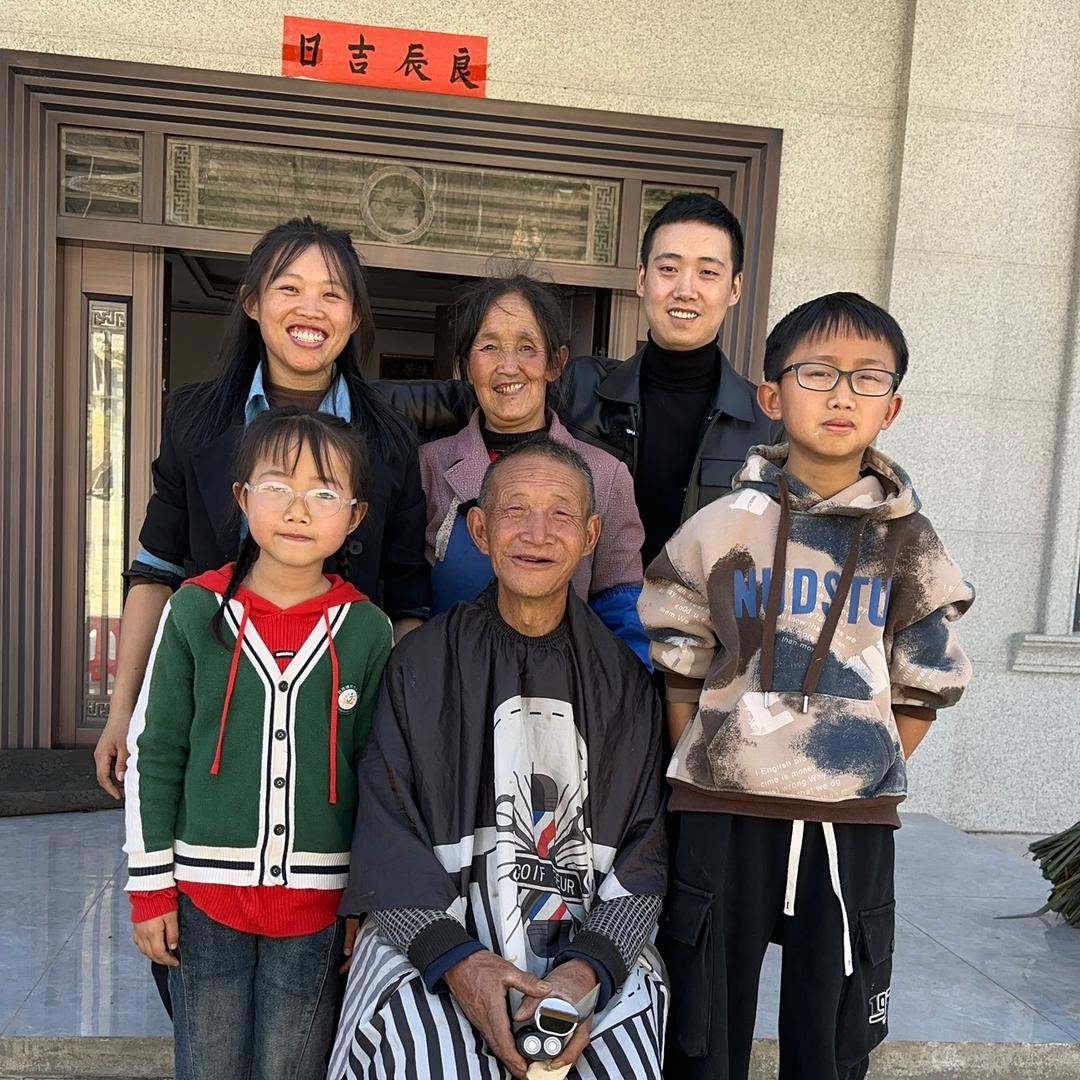卓艳子一家人