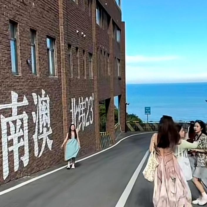 售卖衣服的小女朗