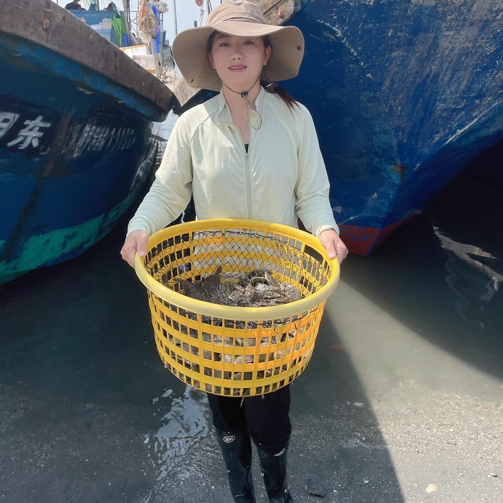 阿玉在甲子码头卖鱼