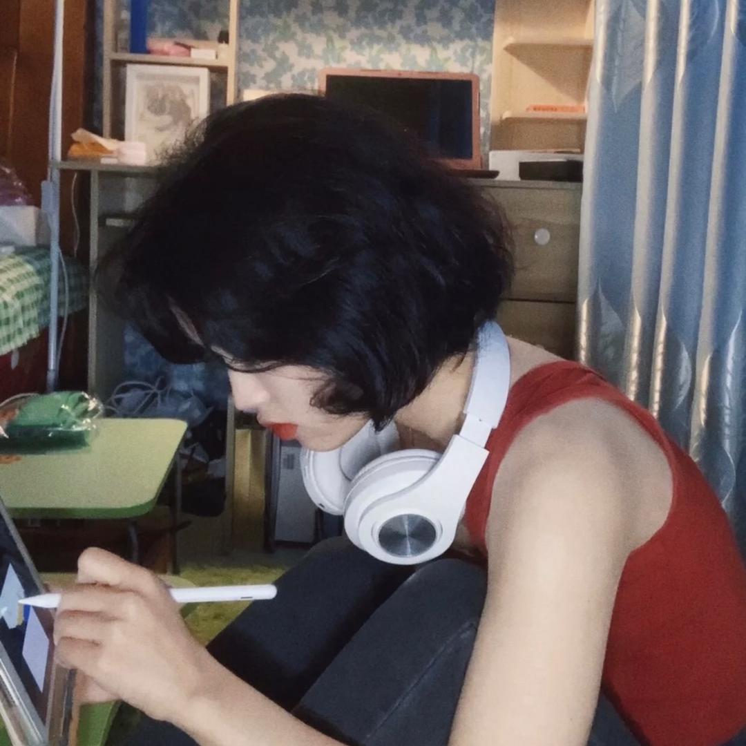 小何同学