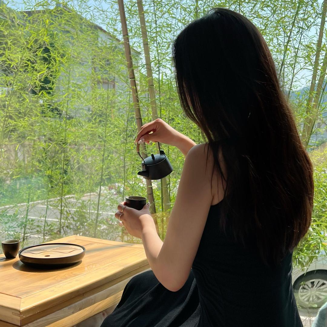 李静,.