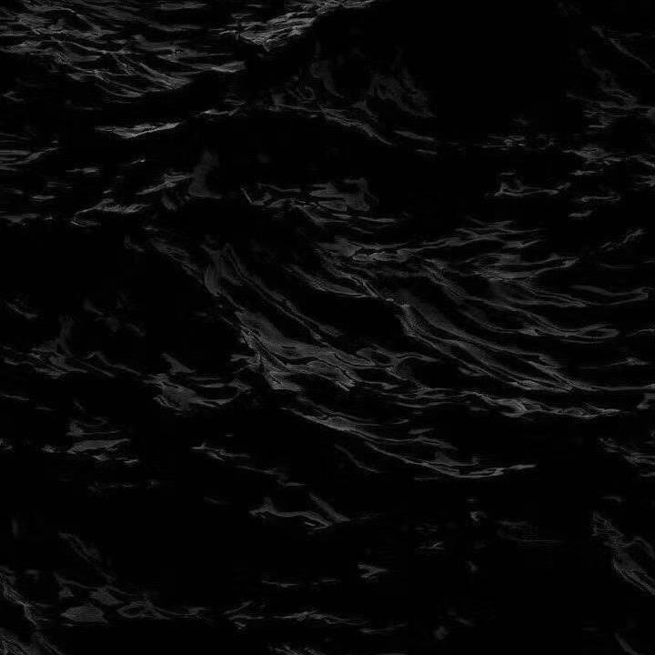 黑色湖水