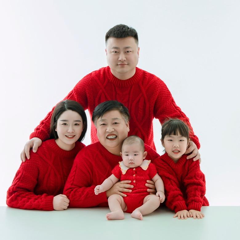 阳娃一家人。
