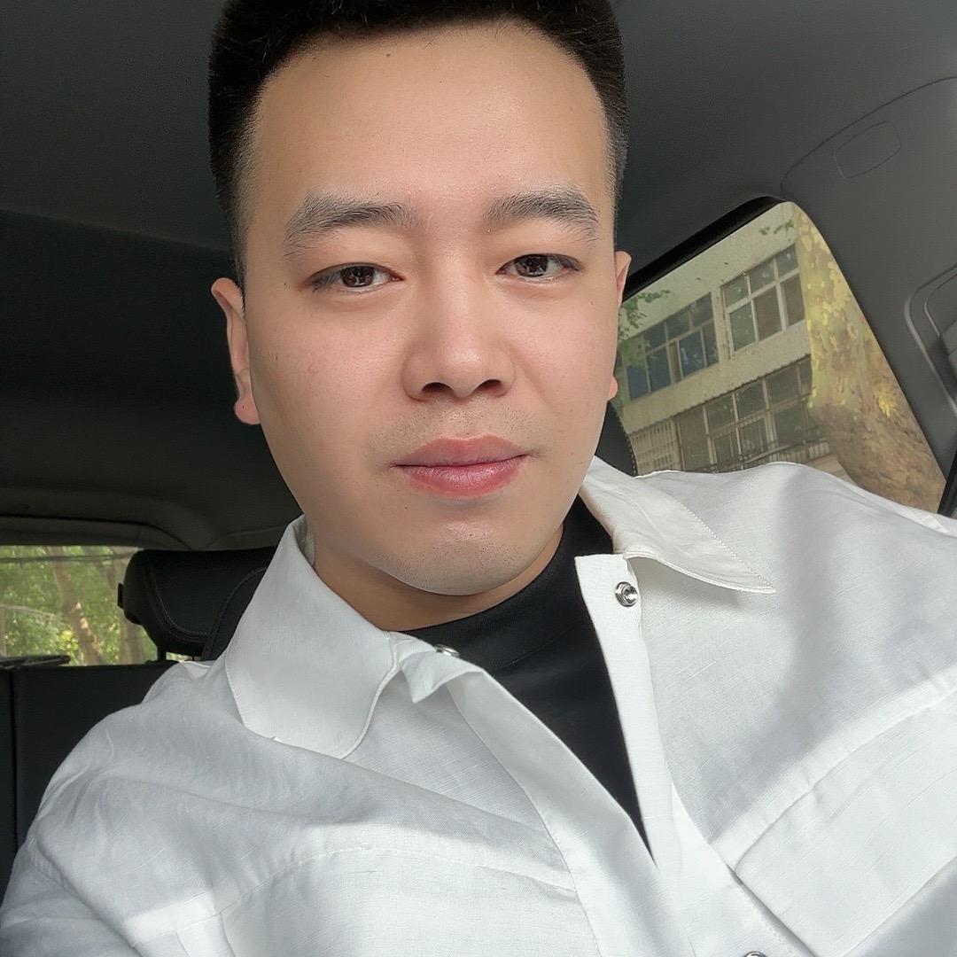 山水不相逢，