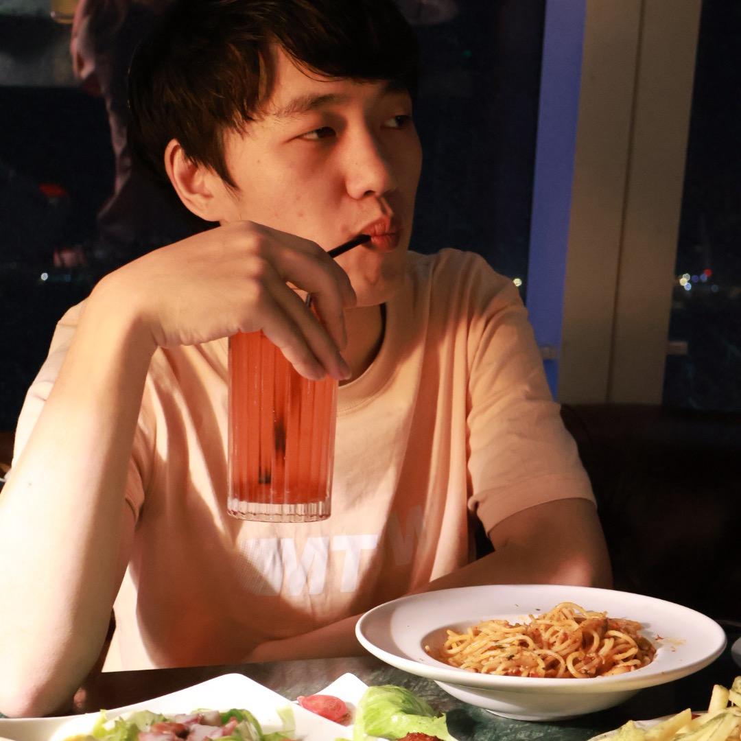 小灰吃撑了