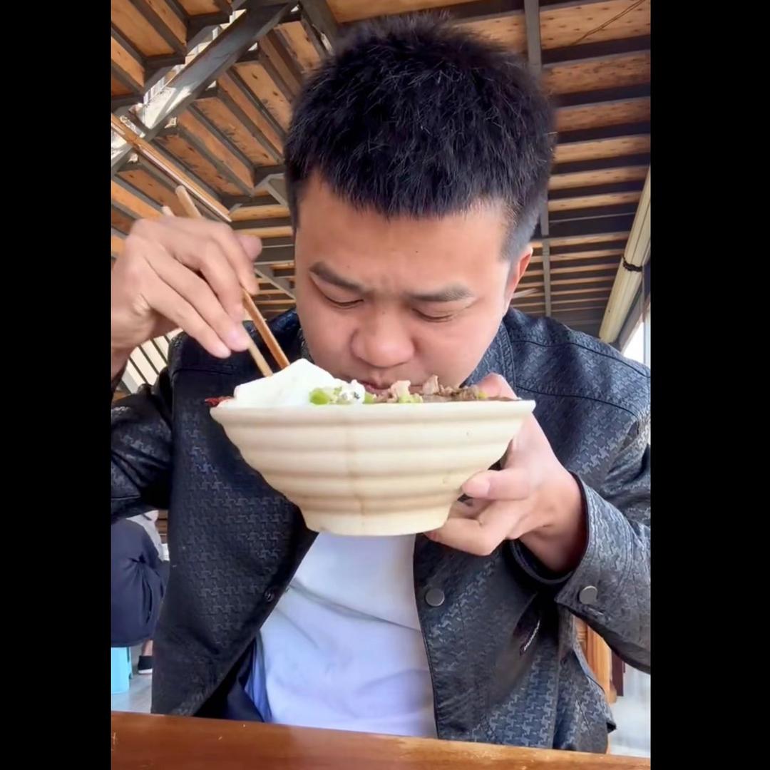 小弥勒咸菜（下午佛成市场摆摊卖酸汤牛肉）