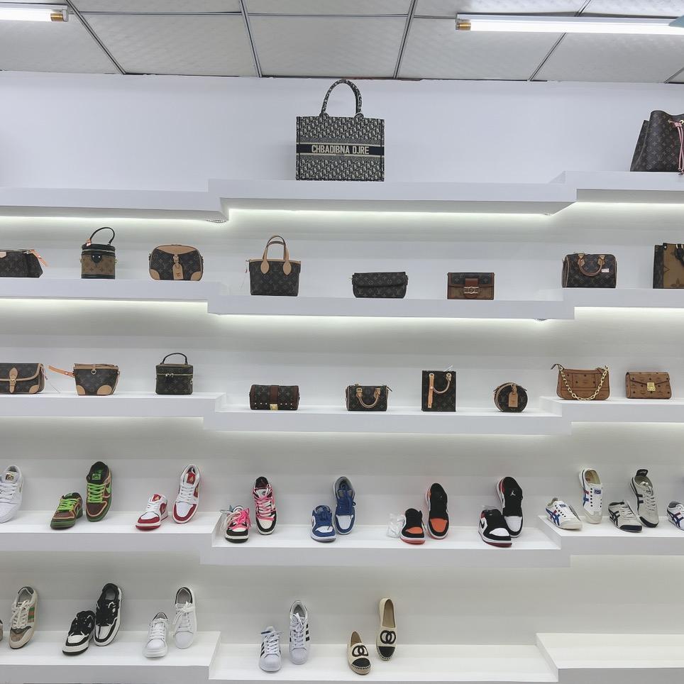 小洁第一家鞋店
