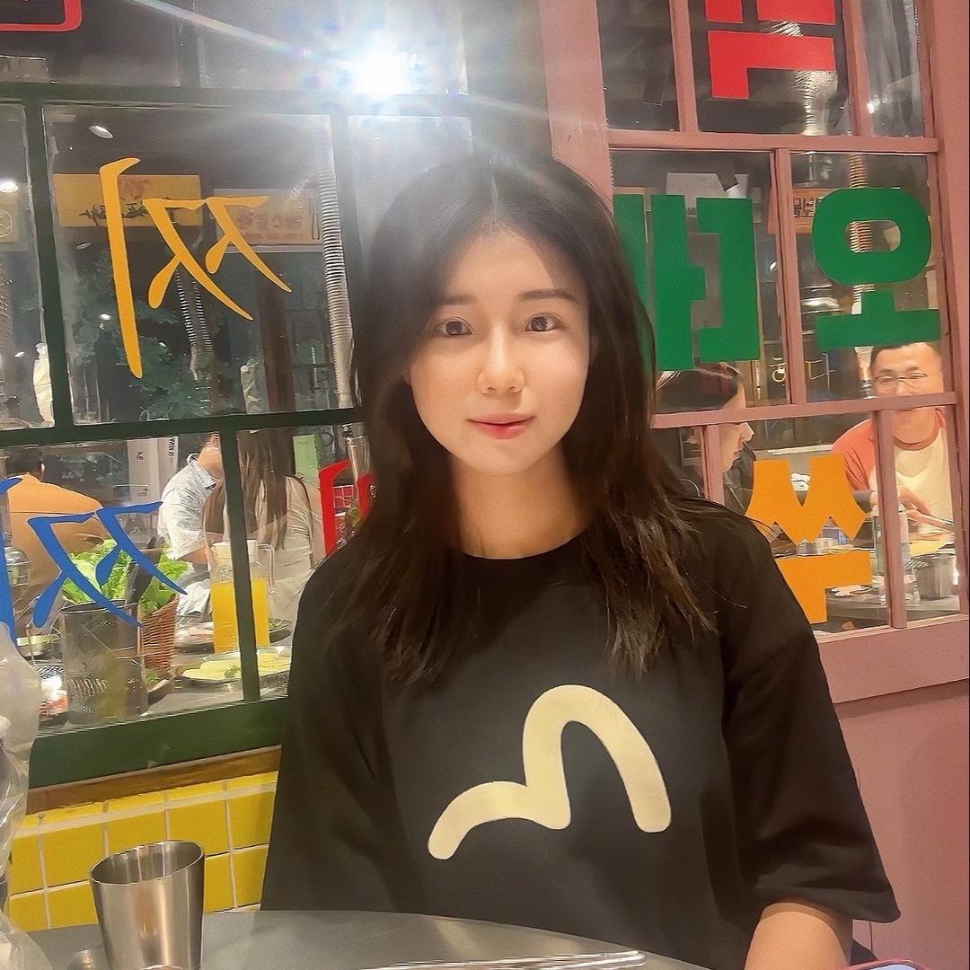 有啤酒肚的美女