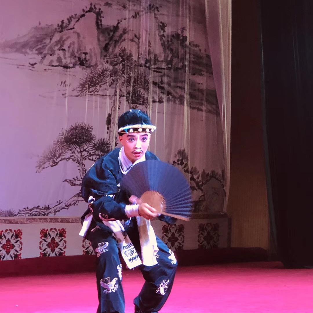折扇戏美人
