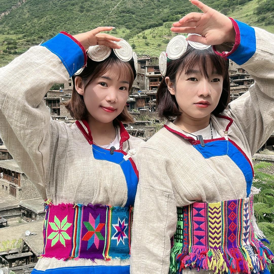 俄亚纳西族姐妹