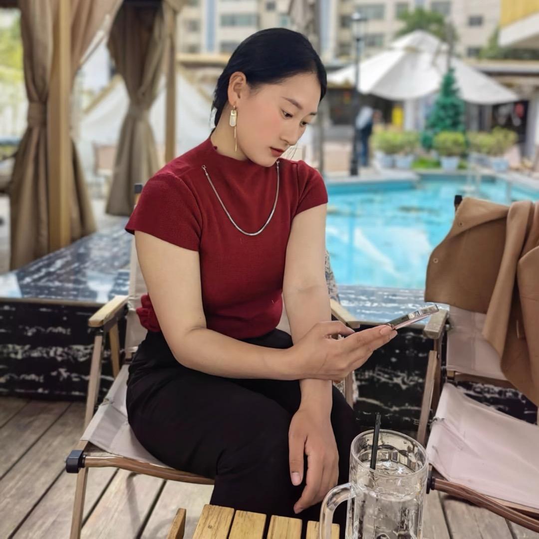 昭觉彝族服装。西露
