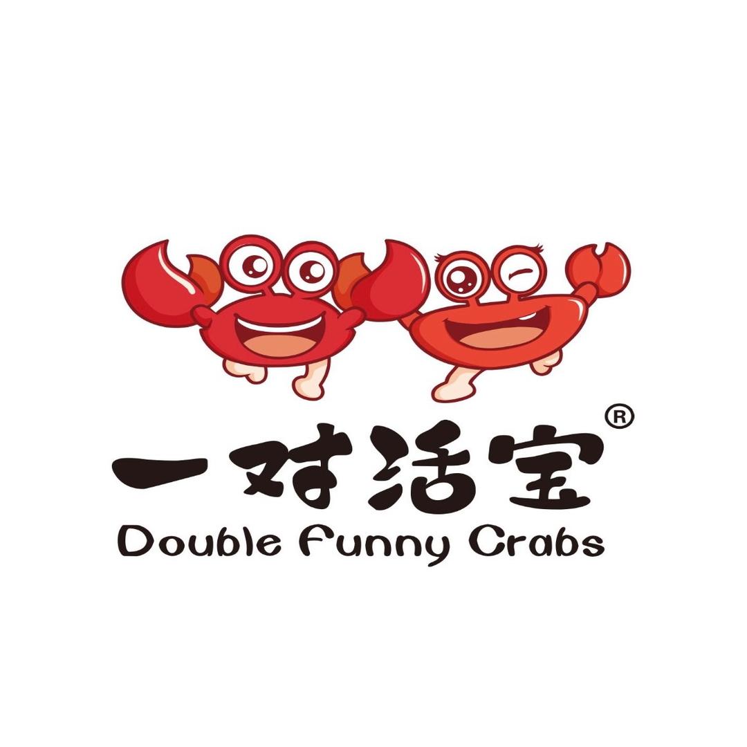 一对活宝大闸蟹