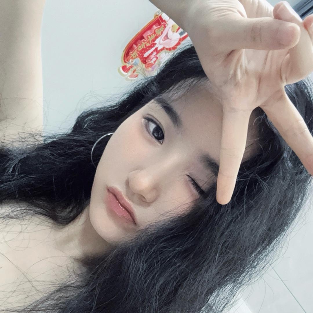 一个女的
