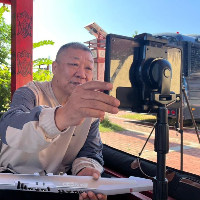 老乐爱吹管