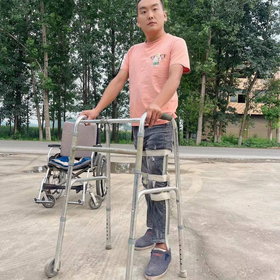 轮椅小伙