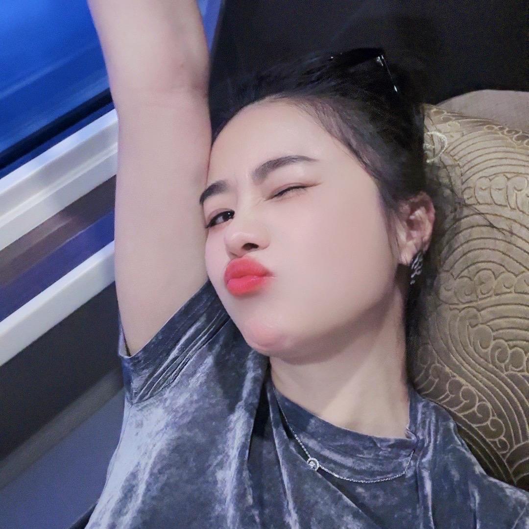 左左👈（八块腹肌）