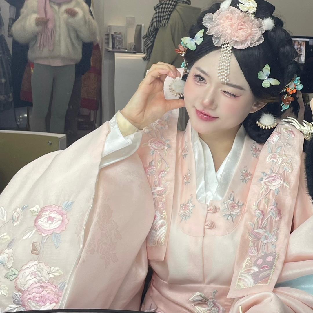 在化妆的小姬
