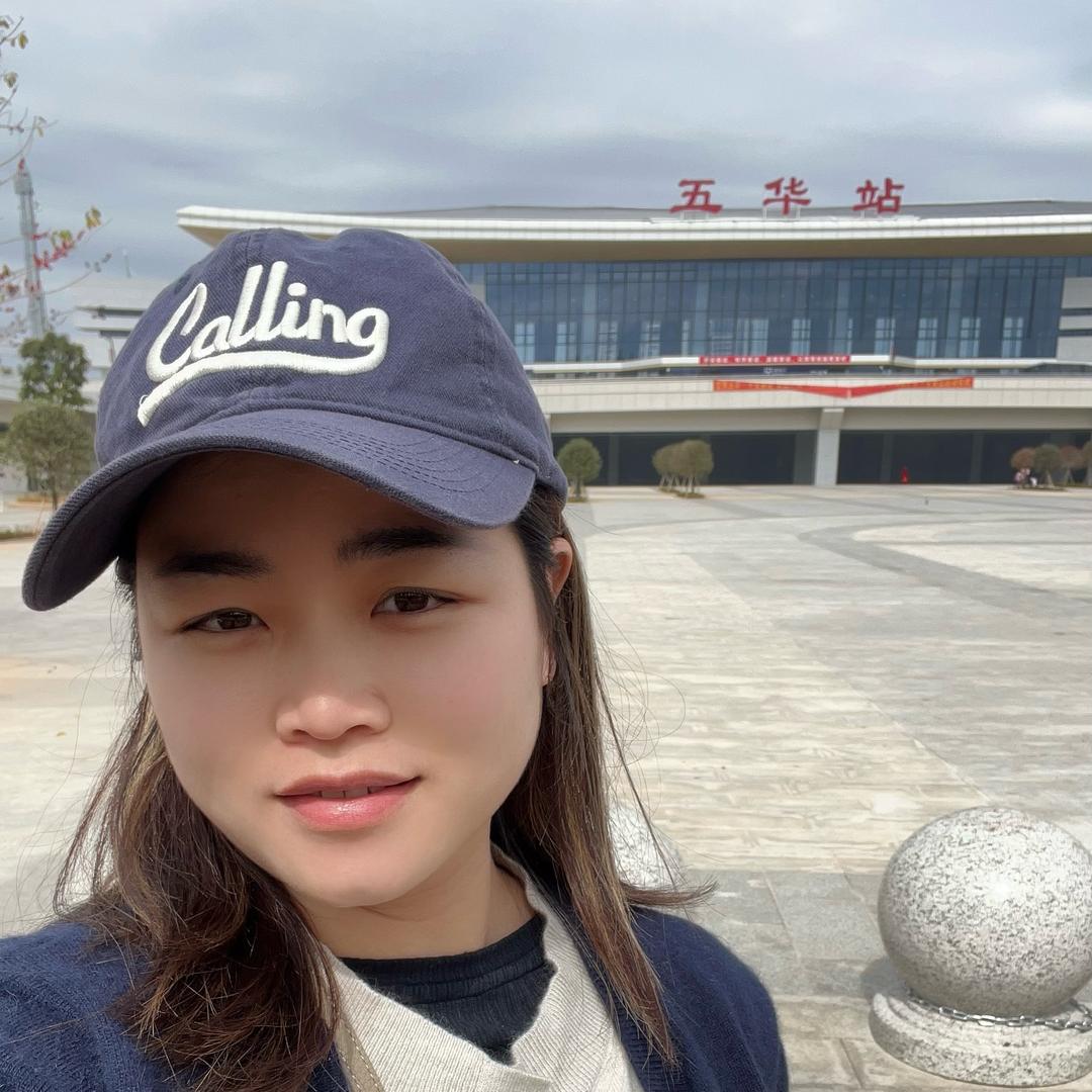 有D肥，在第一城廣源邨街市做豬雜粉，糖水