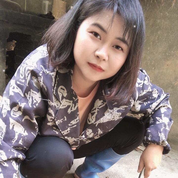 黑子姐姐喂鸡