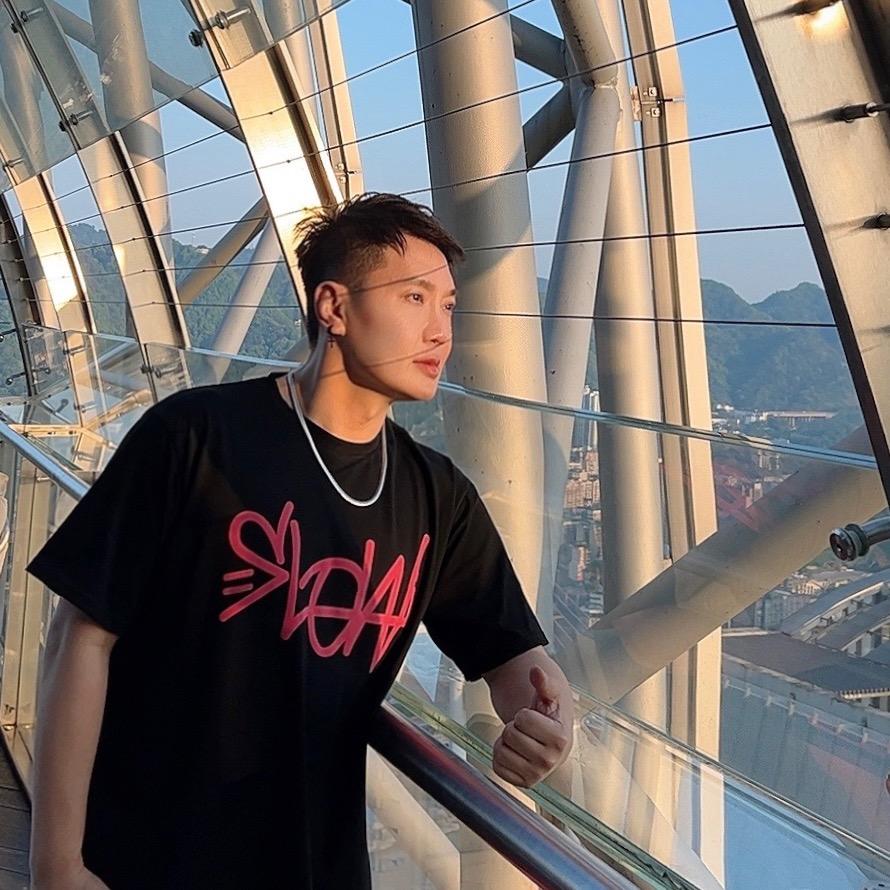 玩乐主播郭人荣