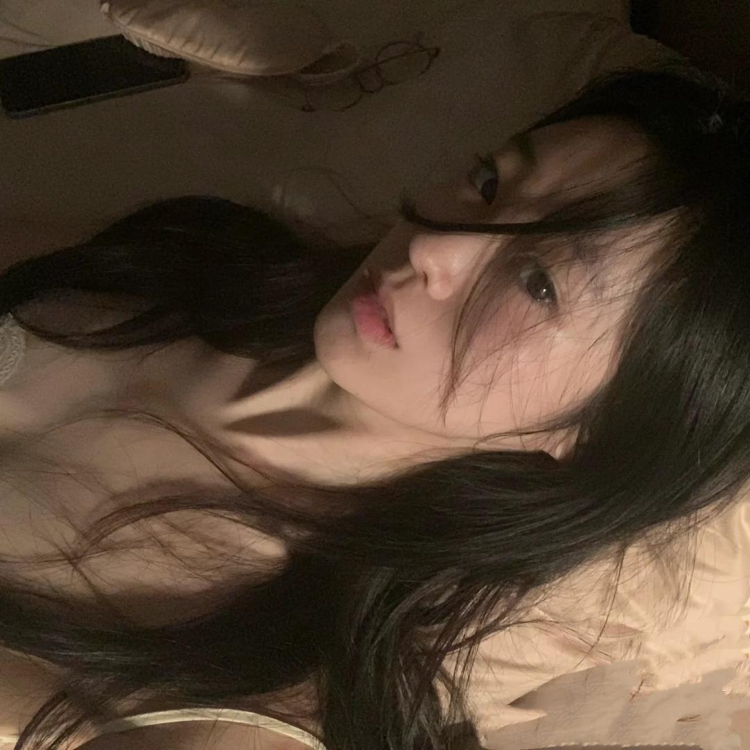 伊.