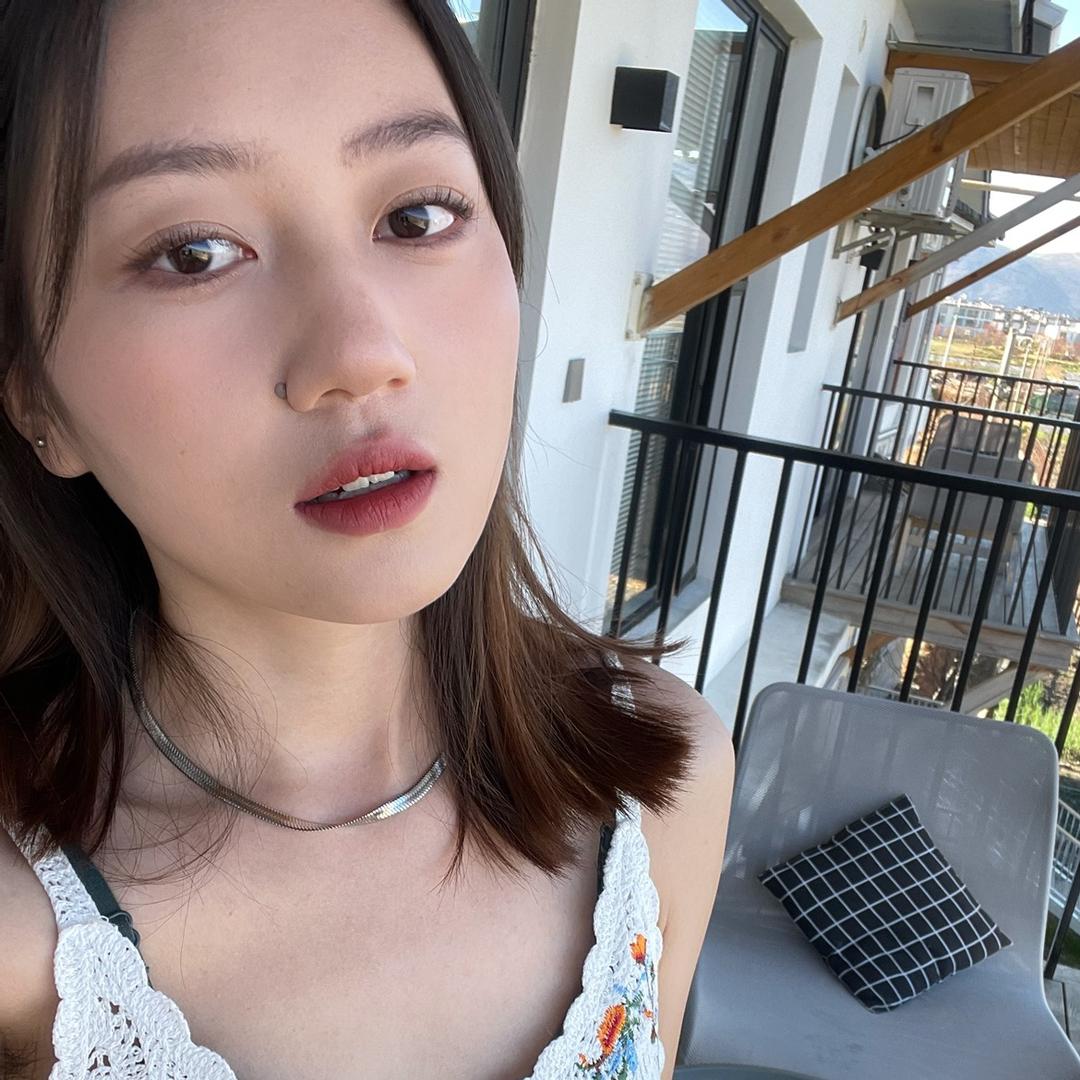 你咋不亲我