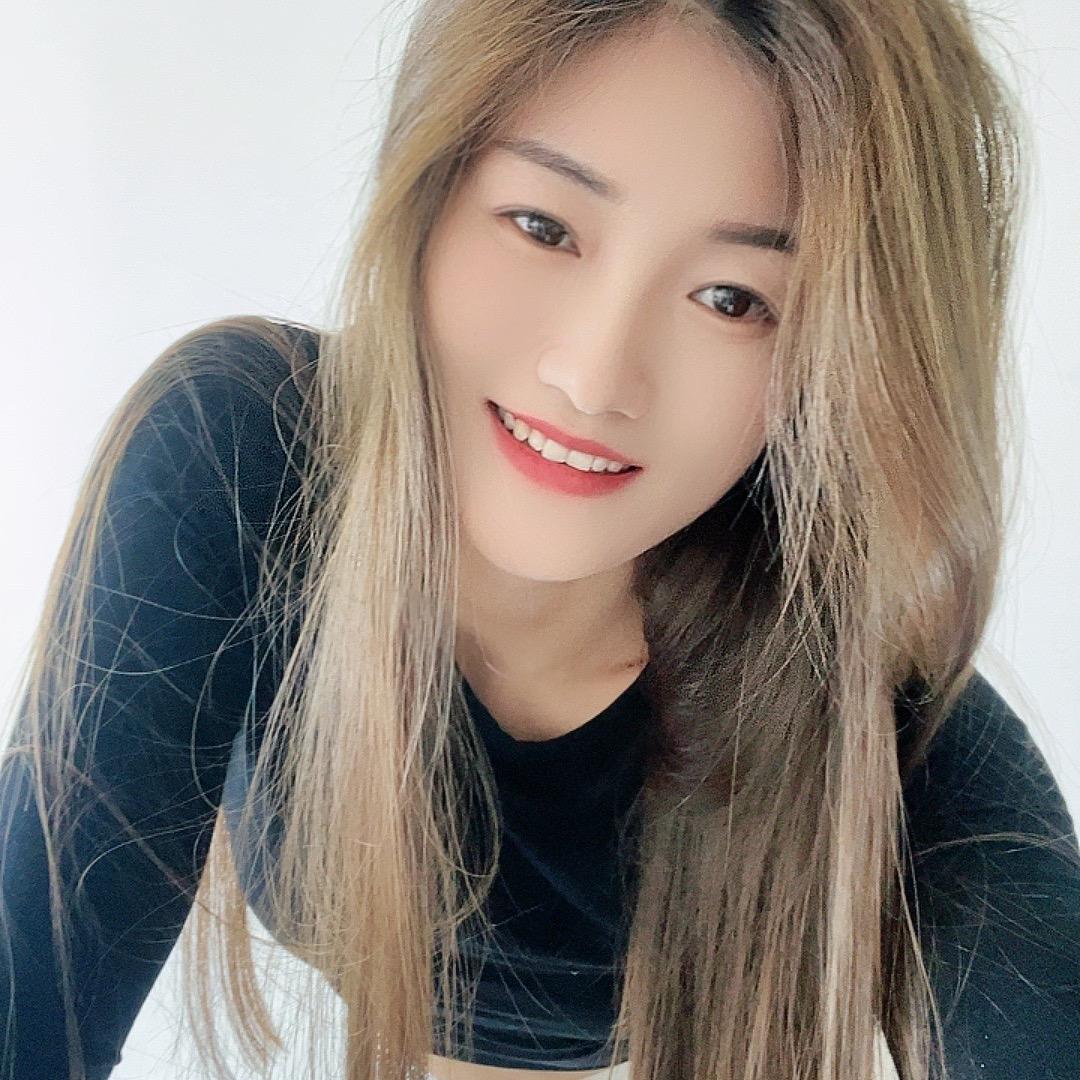 莉莉😄，