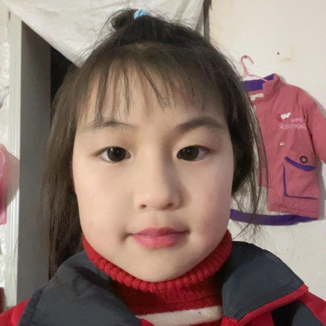 单亲爸爸带个女儿做早餐
