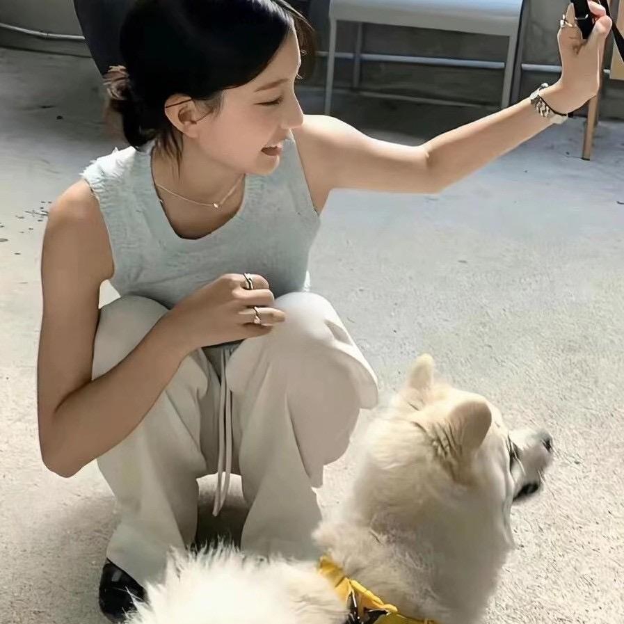 美女总是emo